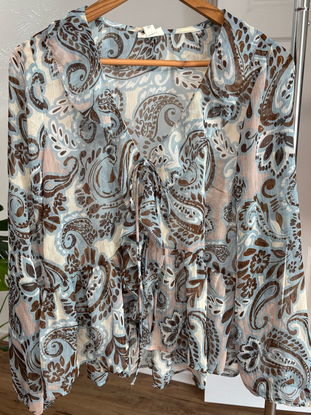 Sheer, paisley boho tie front blouse with ruffled collar, size large